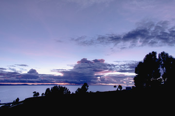 Obraz premium Amanecer en una isla
