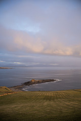 isla pequeña al atardecer, irlanda