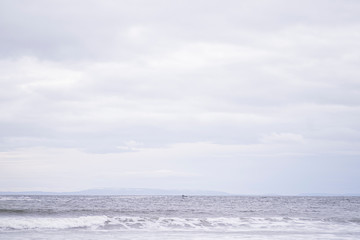 Fototapeta na wymiar piedra en el medio del mar, irlanda