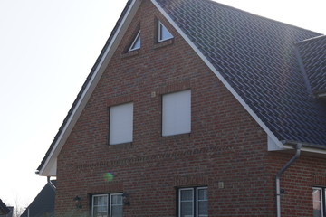 Fenster in einer Fassade eines Hauses