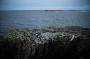costa irlandesa, piedra y mar