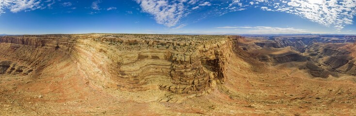 Obraz premium View over San Juan river canyon in Utah from Muley Point near Monument Valley with spectacular cloud formation