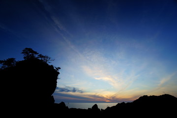 大きな岩と日本海に沈む夕日