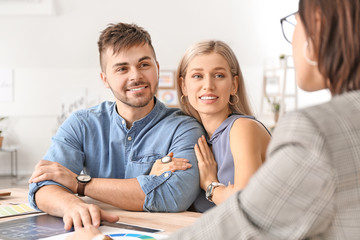 Obraz premium Female interior designer working with couple in office