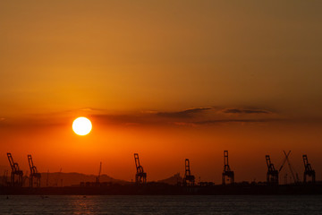 Docas e guindastes do porto ao amanhecer 