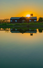 Casa al costado de laguna al atardecer