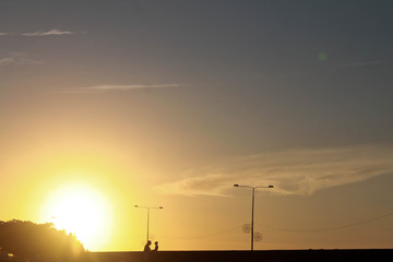 Pareja contrastada por el sol en el atardecer de Cartagena.