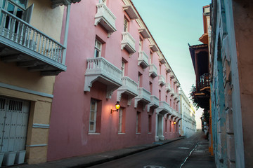 Fototapeta na wymiar Edificios antiguos d ela ciudad de Cartagena