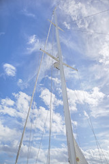 Obraz premium sailing ship mast on a sunny day at a dock in Florida with white clouds in the background