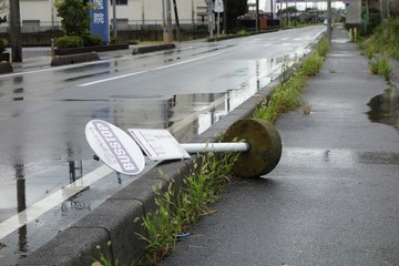 台風で倒れたバス停