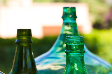Boca de botella verde rodeada de otras bocas de botella