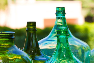 Boca de botella verde rodeada de otras bocas de botella