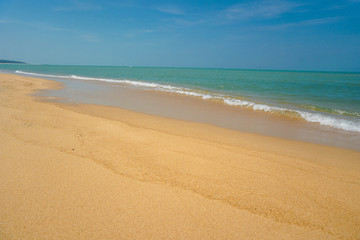 Fototapeta na wymiar Golden sand beach has sand, sea water, sand, the sea water on the sand.