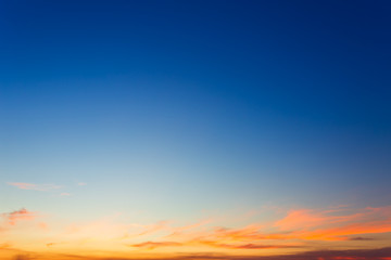 Obraz premium blue bright dramatic sunset sky in countryside or beach colorful cloudscape texture air background.