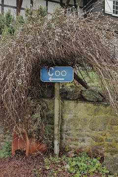 sign with a directional arrow to coo belgium in the Ardennes
