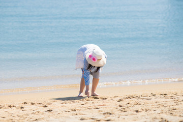 海の砂浜で遊んでいる可愛い子供