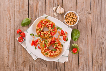 Friselle with tomatoes and chickpeas.