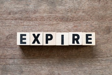 Fototapeta premium Letter block in word expire on wood background
