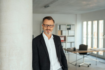Obraz premium Relaxed stylish successful businessman