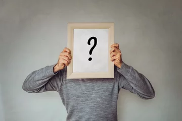 Fragezeichen - Konzept für Marketing, Zielgruppen, Buyer Persona - Geschäftsmann bedeckt sein Gesicht mit einem Bilderrahmen © tomfallen