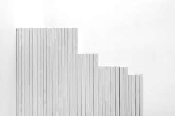 積み重ねた白い本