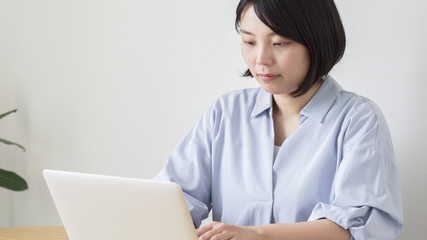 女性　在宅ワーク