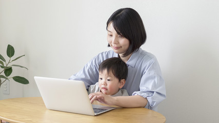 女性　在宅ワーク　育児