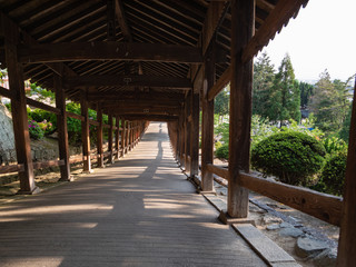 日本の岡山にある神社の長い廻廊。