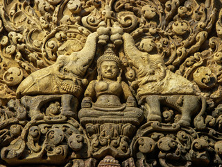Fototapeta na wymiar Bas-relief de la porte Est du temple Benteay Srei à Angkor - Cambodge.temple Benteay Srei à Angkor - Cambodge.
