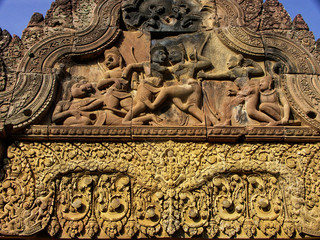Bas-relief du temple Benteay Srei à Angkor - Cambodge.