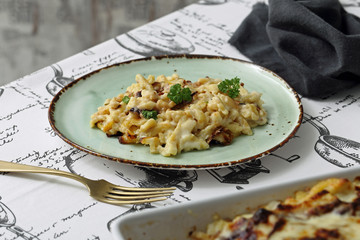 pasta all'uovo con diversi tipi di salsa