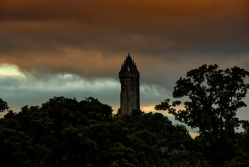 Obraz premium Famous Scottish tower with a moving past