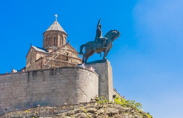 Obraz premium Metekhi Church and Monument of King Vakhtang I Gorgasali in Tbilisi, Georgia