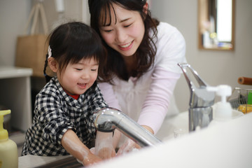 手洗いする親子
