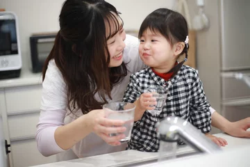 Foto op Plexiglas 水道水を飲む親子 © yamasan