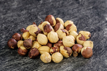 Geröstete Haselnüsse in der Küche auf grauem Hintergrund