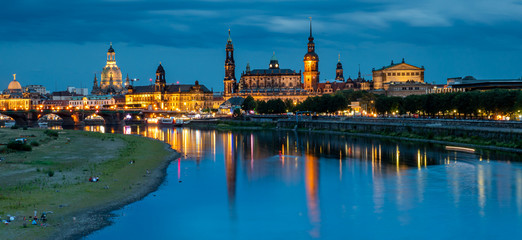 Fototapeta na wymiar Panorama Skyline von Dresden mit Elbe bei Nacht