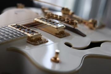 Obraz na płótnie Canvas Guitar eletric gold and white