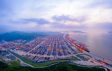 Shanghai-Containerterminal in der Abenddämmerung, Tiefwasserhafen Yangshan, China
