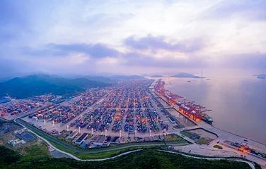 Fototapete Shanghai Shanghai-Containerterminal in der Abenddämmerung, Tiefwasserhafen Yangshan, China