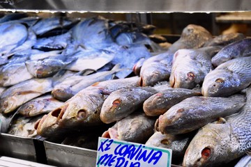 Peixe sendo vendido no mercado.