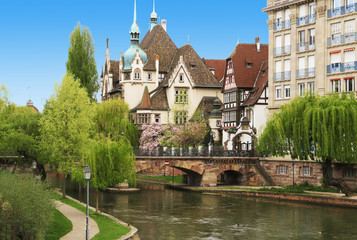 Le pont Saint Etienne sur l'Ill et le lycée des pontonniers à Strasboug. France..