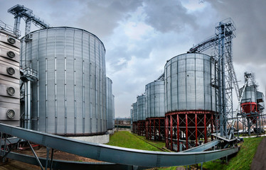 Obraz premium A group of granaries for storing wheat and other cereal grains. A row of granaries against the cloudly sky