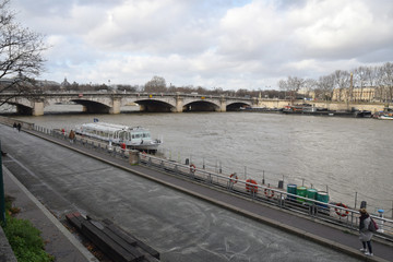 Fototapeta na wymiar Paris, France : le pont de la Concorde enjambe la Seine.
