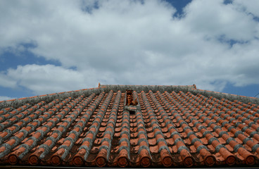 沖縄の赤瓦の屋根と魔除けのシーサー