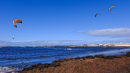 Kitesurfer auf der Lagune in der nähe des Leuchtturms von El Cotillo