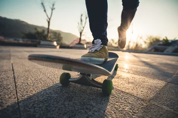 Rolgordijnen Skateboarder skateboarden bij zonsopgang park © lzf