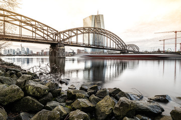 Aussicht auf die Frankfurter Skyline, EZB und Deutschherrnbrücke, Spiegelung im Wasser