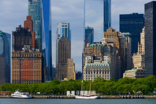 Fototapeta Battery Park New York Manhattan Südspitze Finanzdistrict Skyline Büro Hochhäuser Ufer Promenade Segelschiff Anleger Fassaden Fenster Banken Börse Wolkenkratzer Fähre Staten Island Baustile Insel 