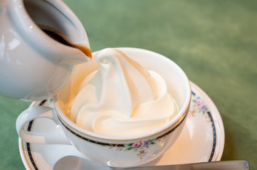 ソフトクリームにコーヒーをかける